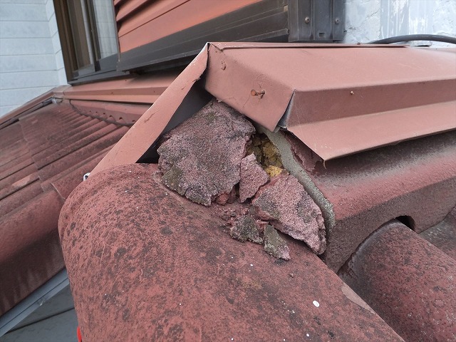 雨押え板金の端部が変形し隙間